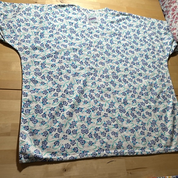 S.C.R.U.B.S. White & Blue Flower Patterned Scrub Top - Picture 3 of 5